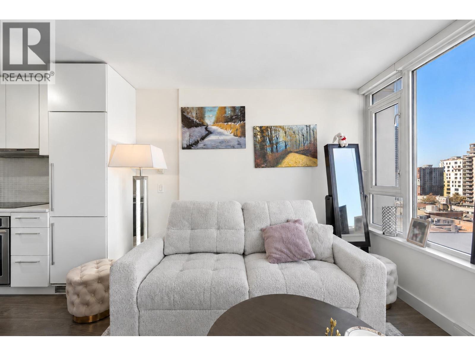 1704 668 Columbia Street Property Photo 5