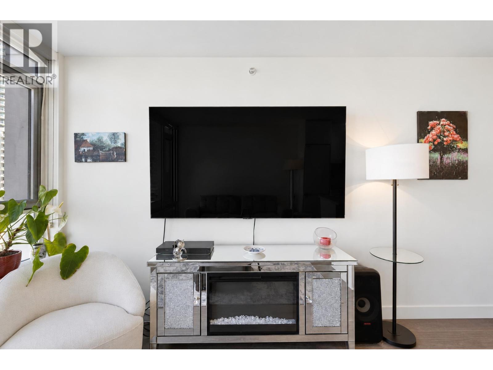 1704 668 Columbia Street Property Photo 6