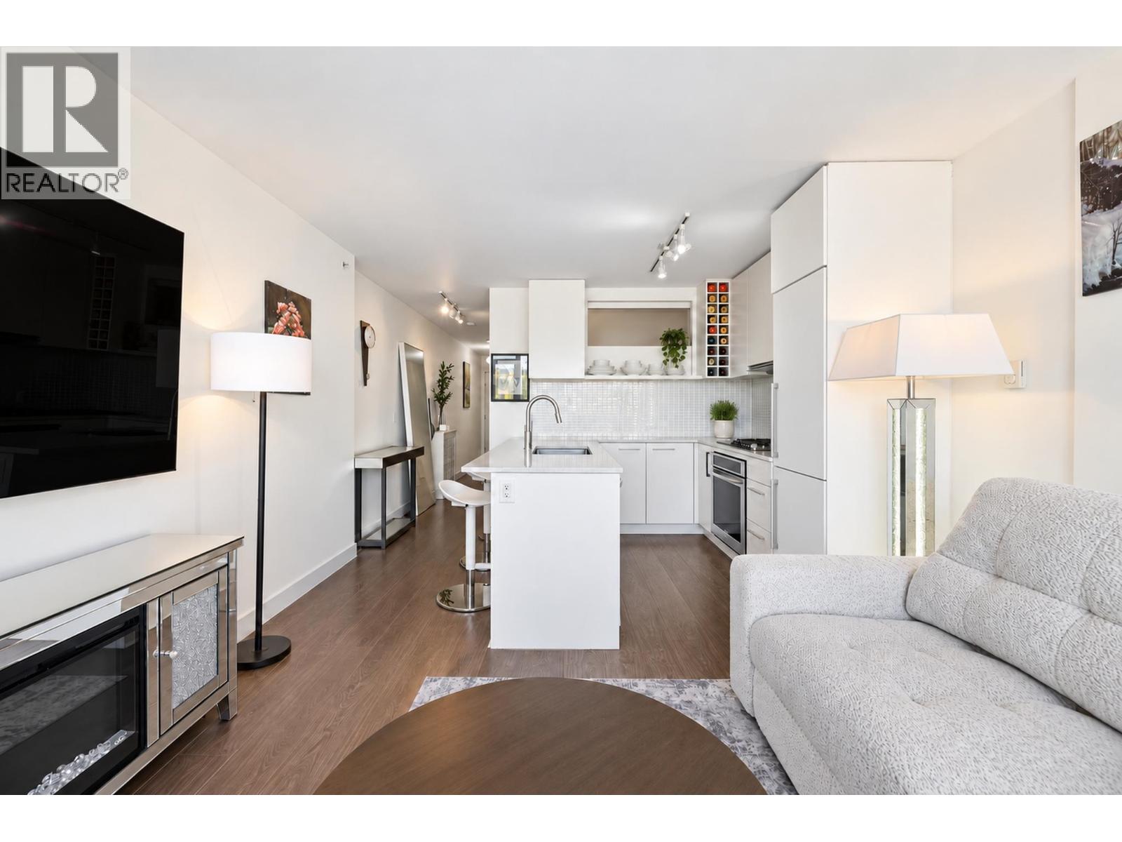 1704 668 Columbia Street Property Photo 7
