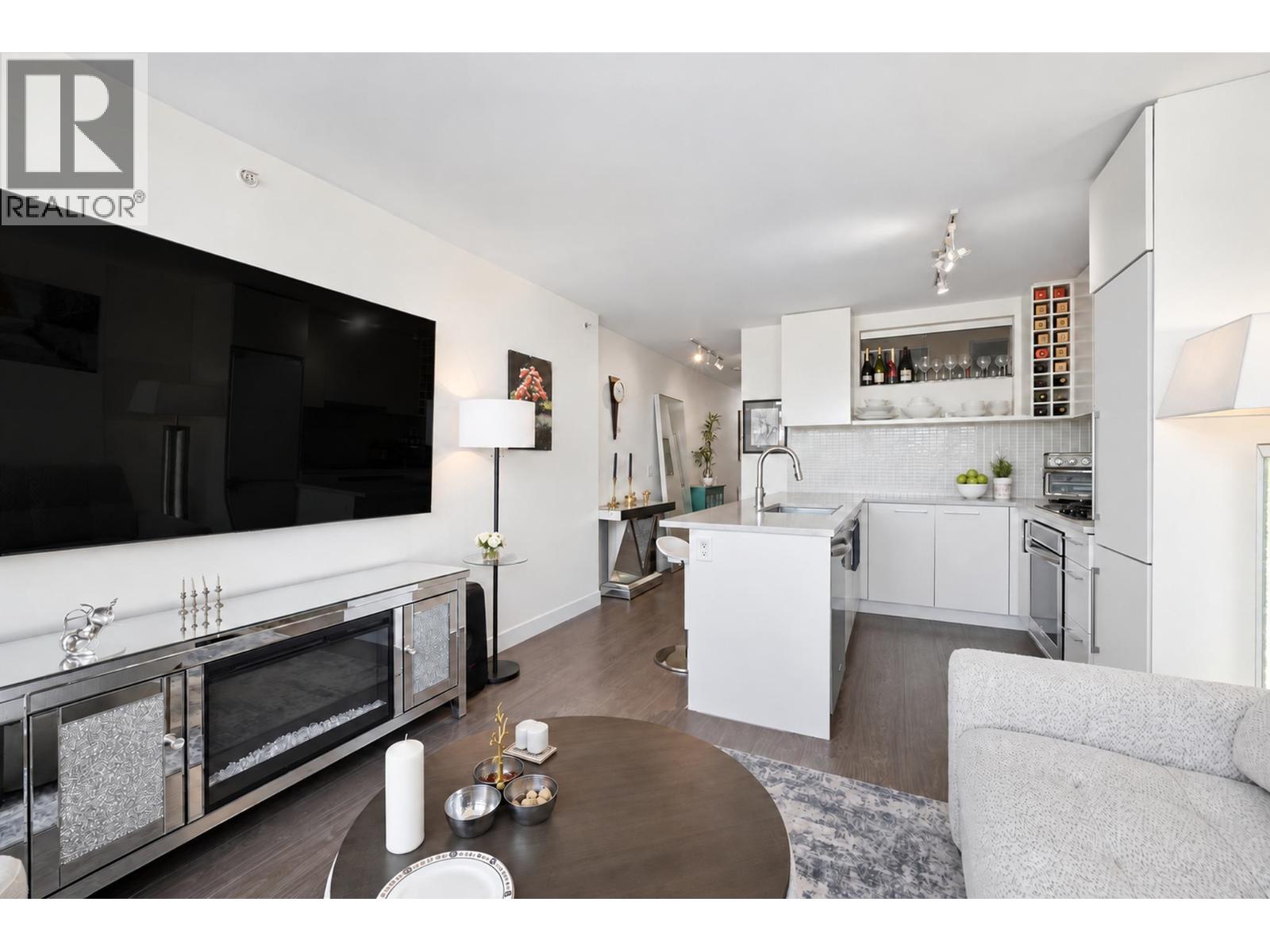 1704 668 Columbia Street Property Photo 8