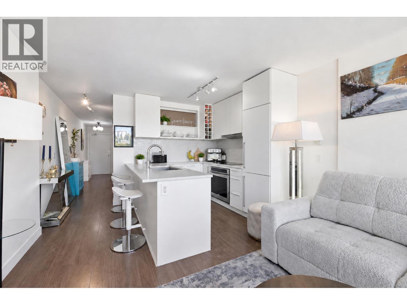 1704 668 Columbia Street Property Photo 9
