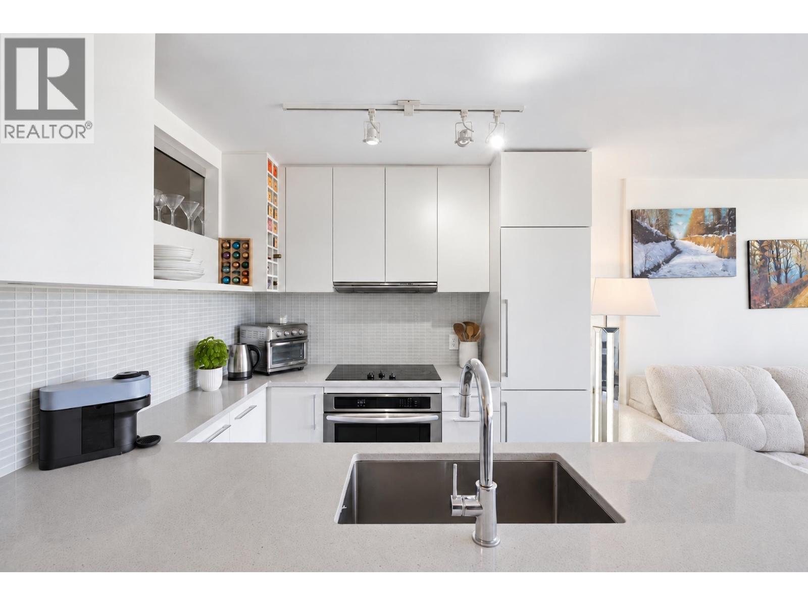1704 668 Columbia Street Property Photo 10