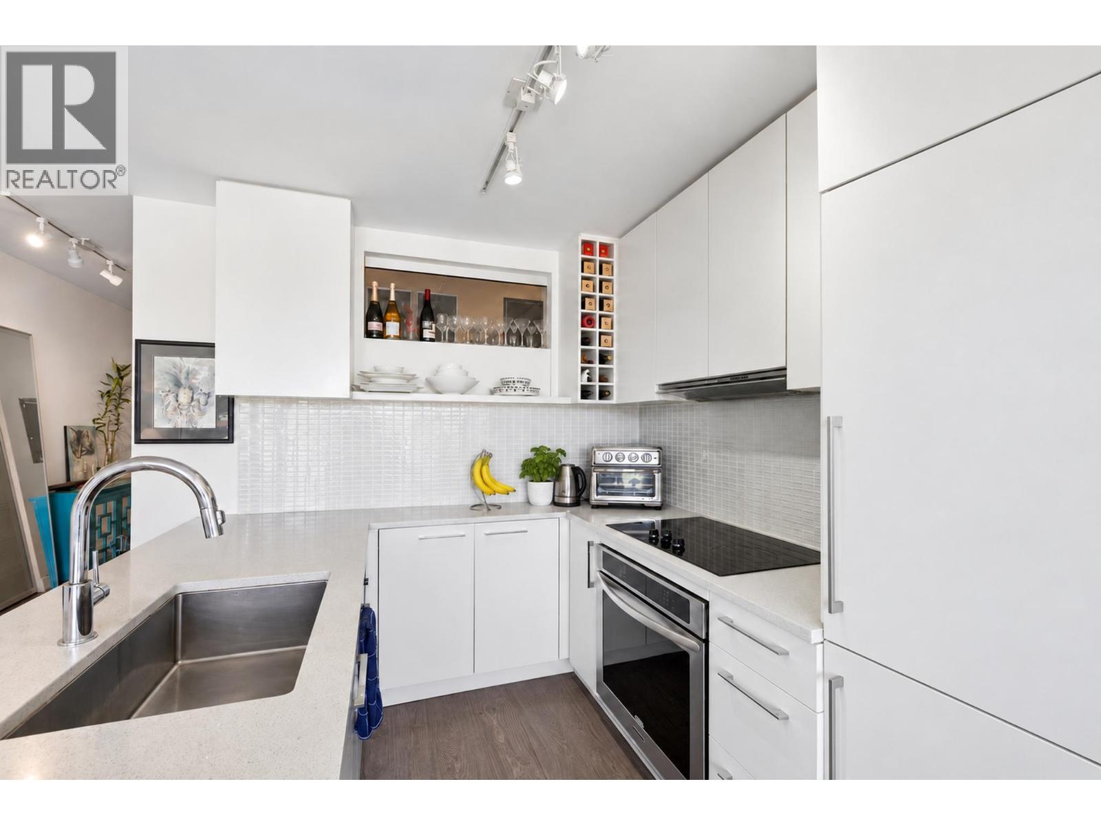 1704 668 Columbia Street Property Photo 11