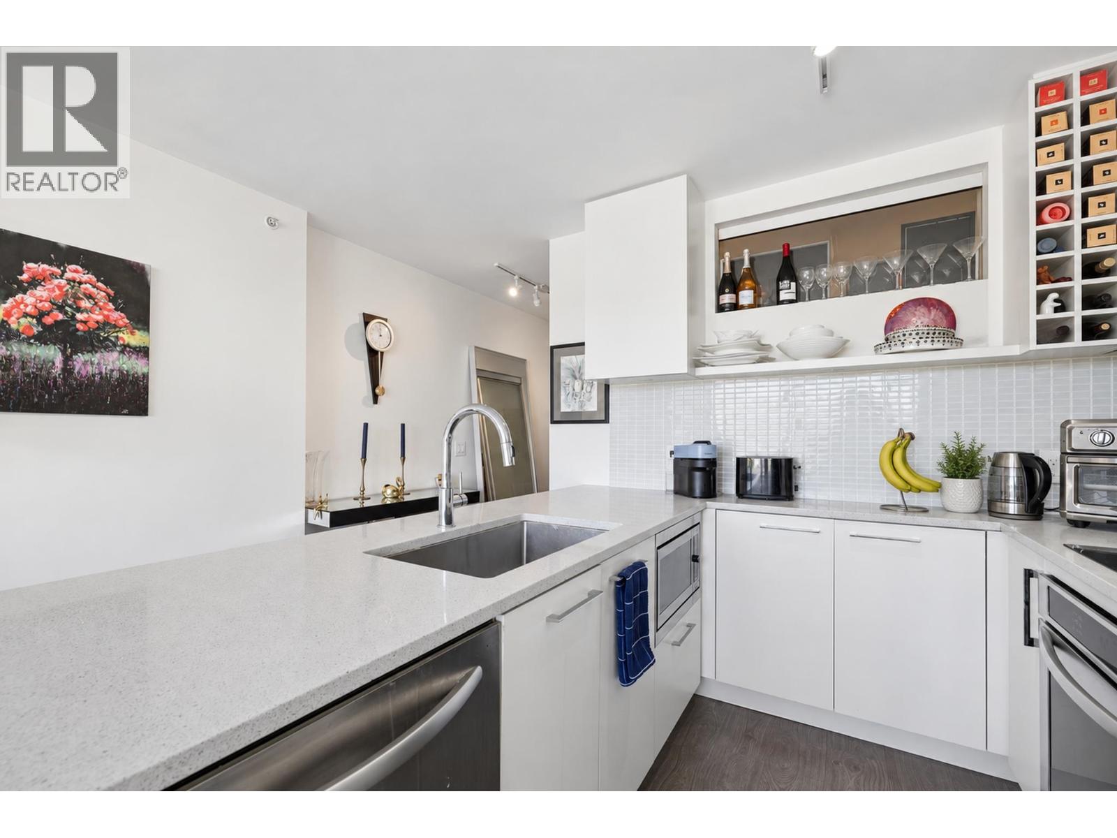1704 668 Columbia Street Property Photo 12