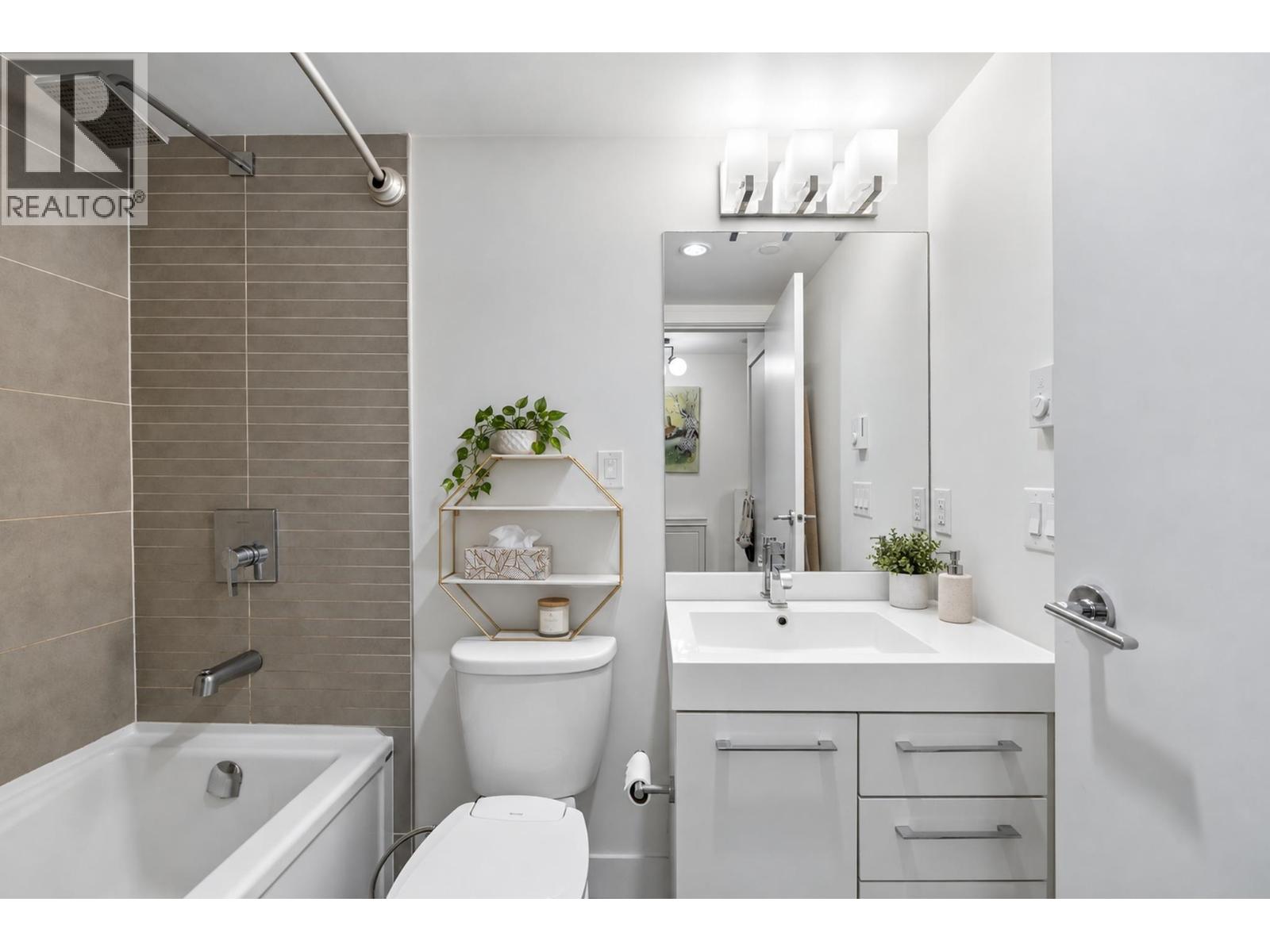 1704 668 Columbia Street Property Photo 15