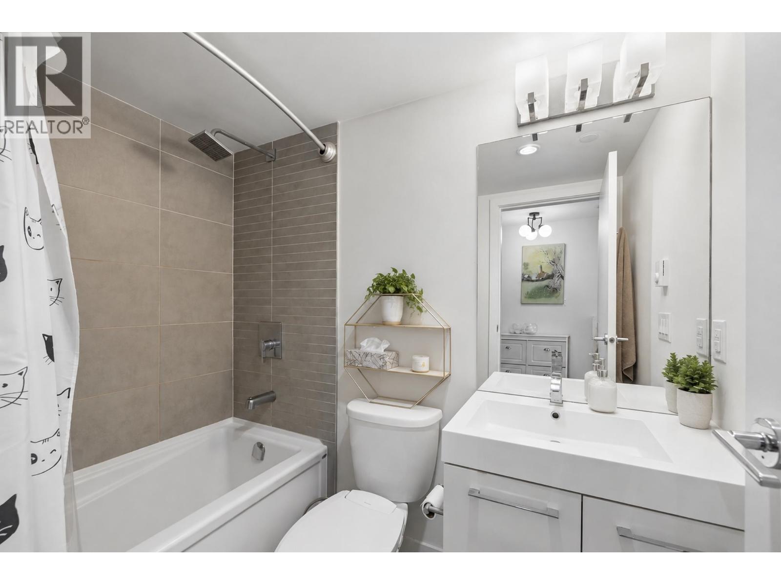 1704 668 Columbia Street Property Photo 16