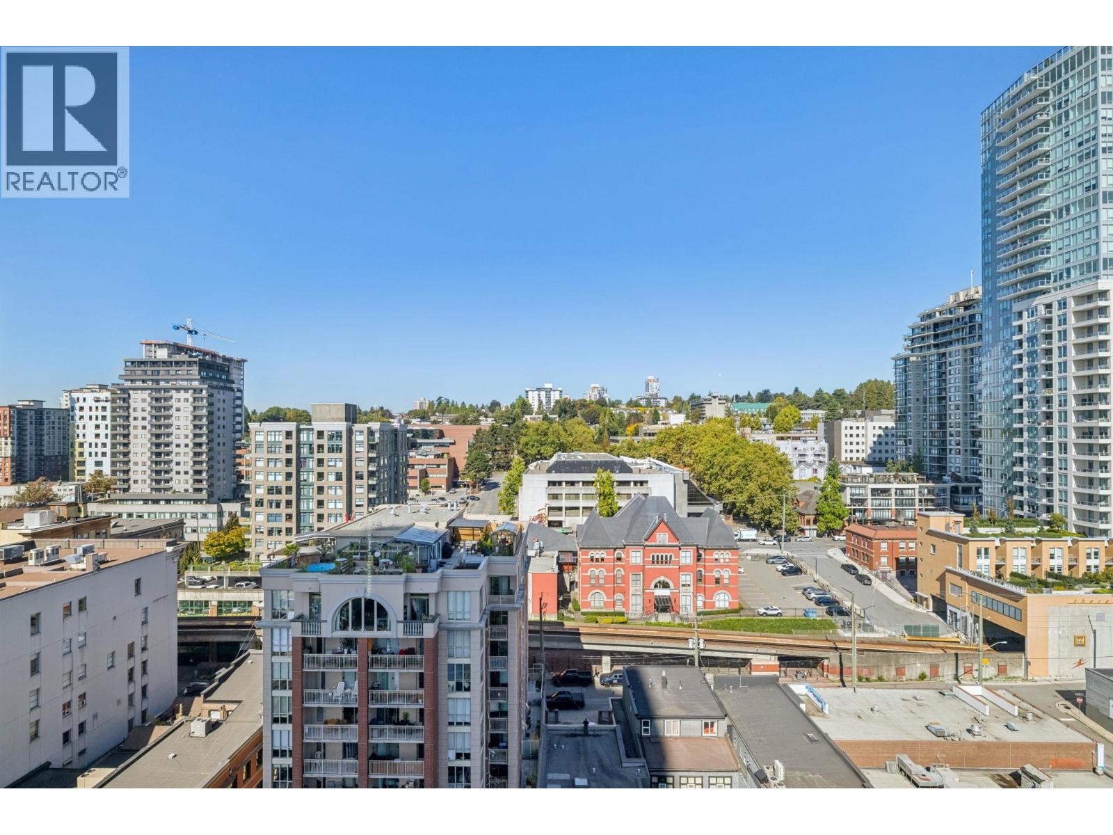 1704 668 Columbia Street Property Photo 18