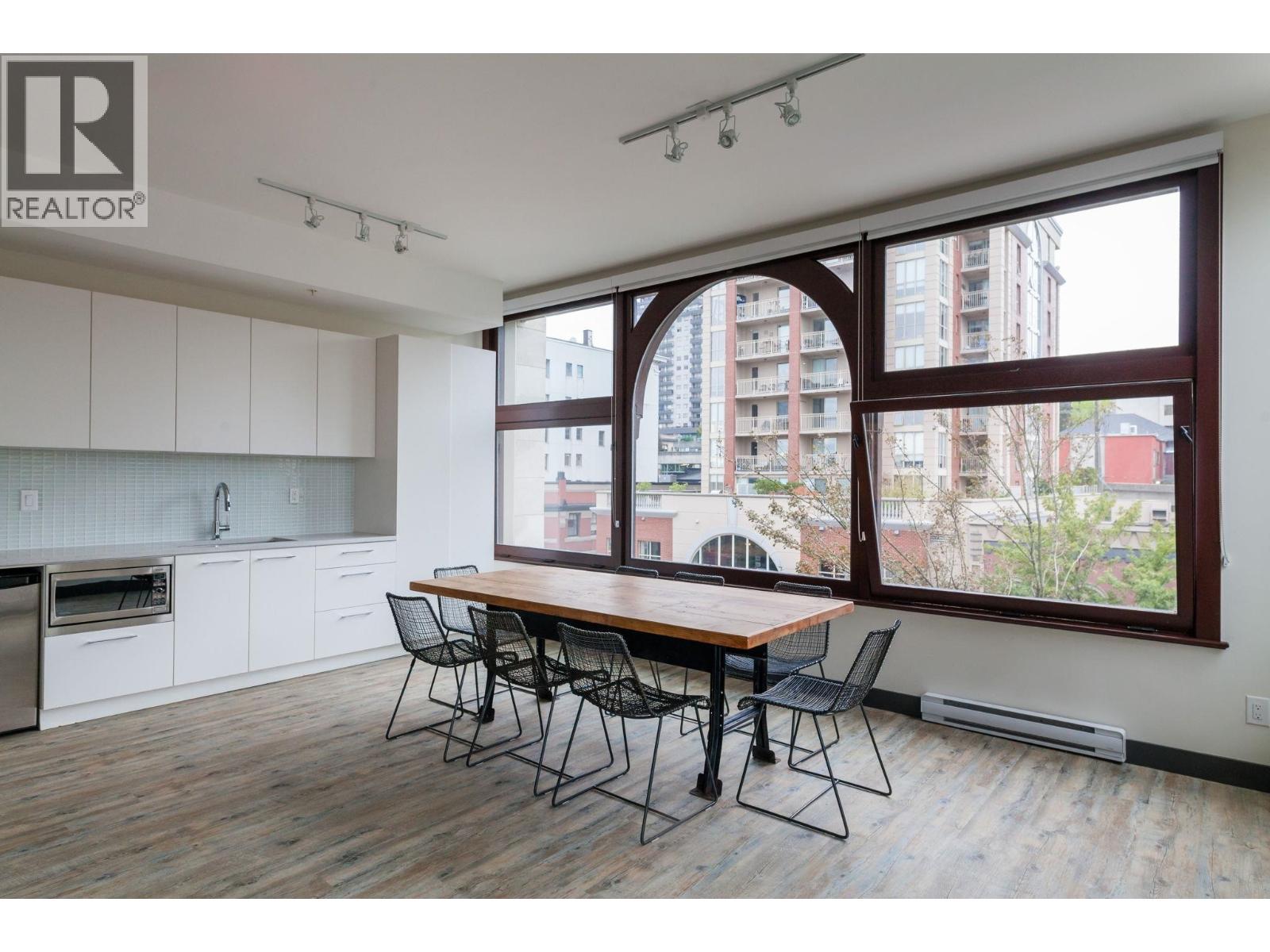 1704 668 Columbia Street Property Photo 23