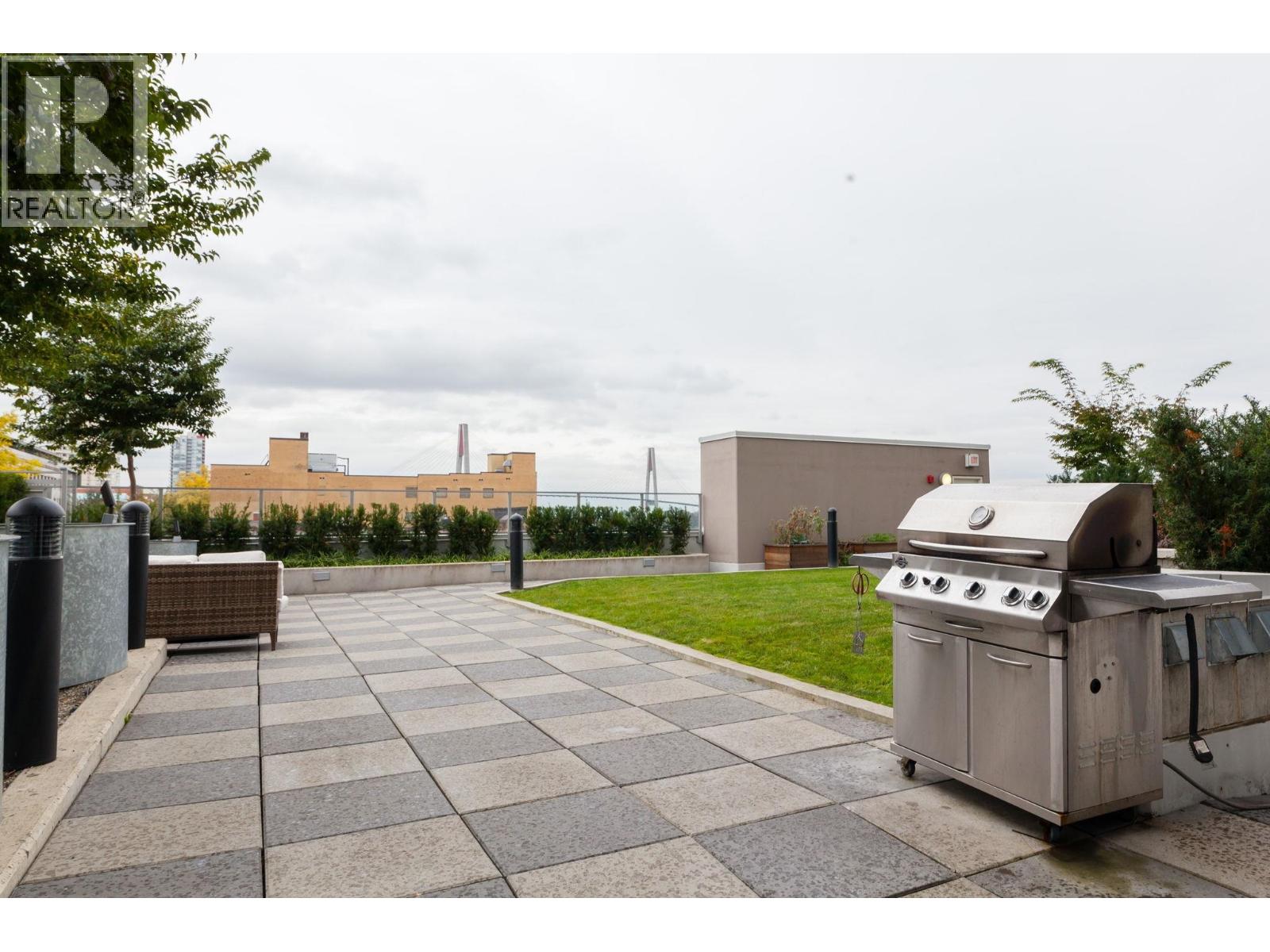 1704 668 Columbia Street Property Photo 29