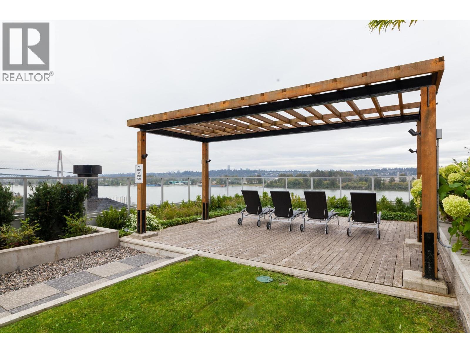 1704 668 Columbia Street Property Photo 30