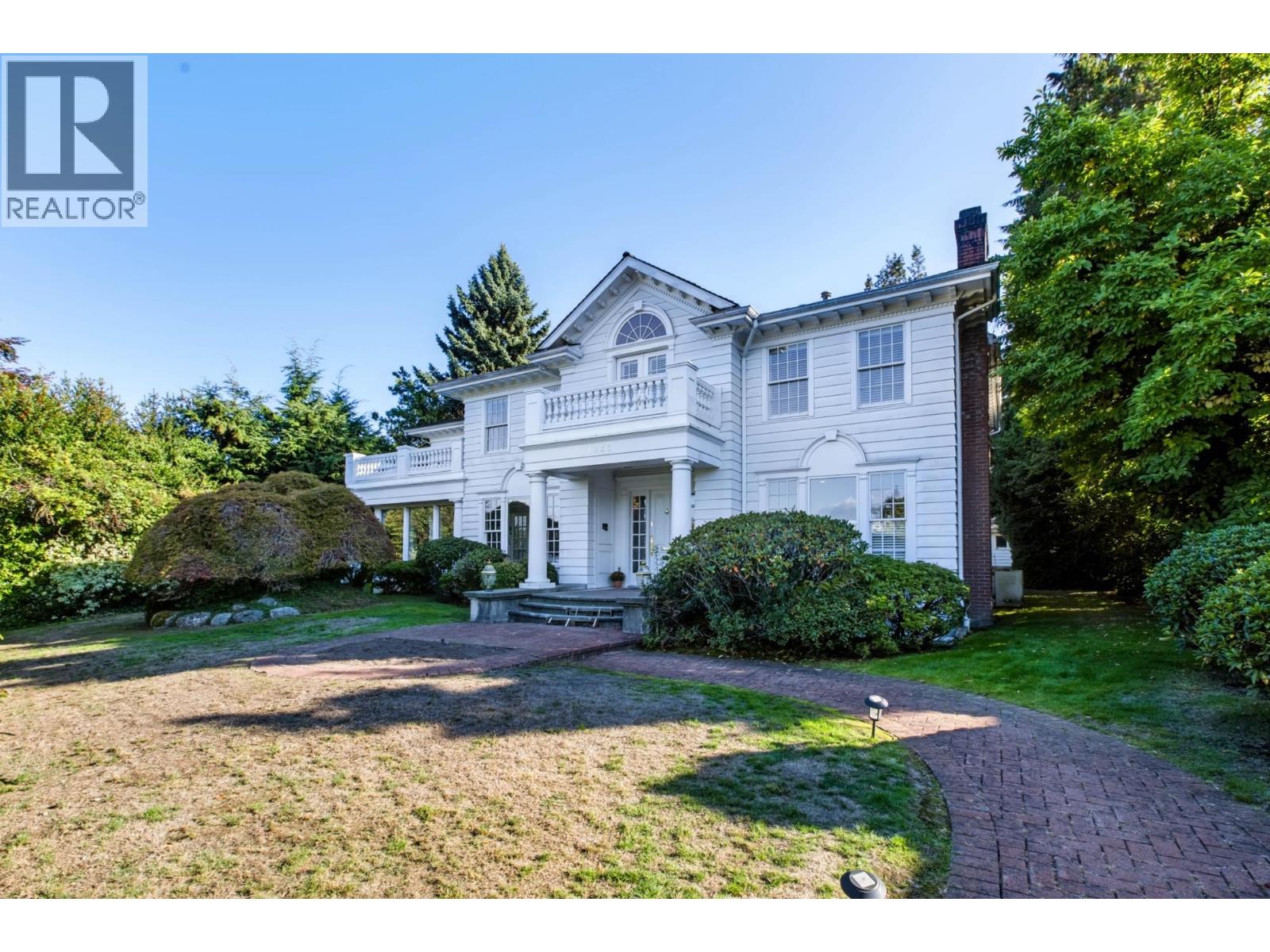 1330 Minto Crescent Property Photo 1
