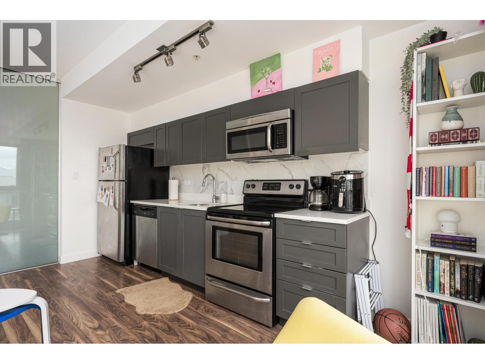 208 2511 Quebec Street Property Photo 4