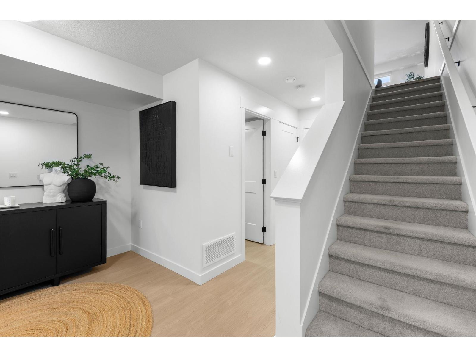 44 2886 Montrose Avenue Property Photo 3