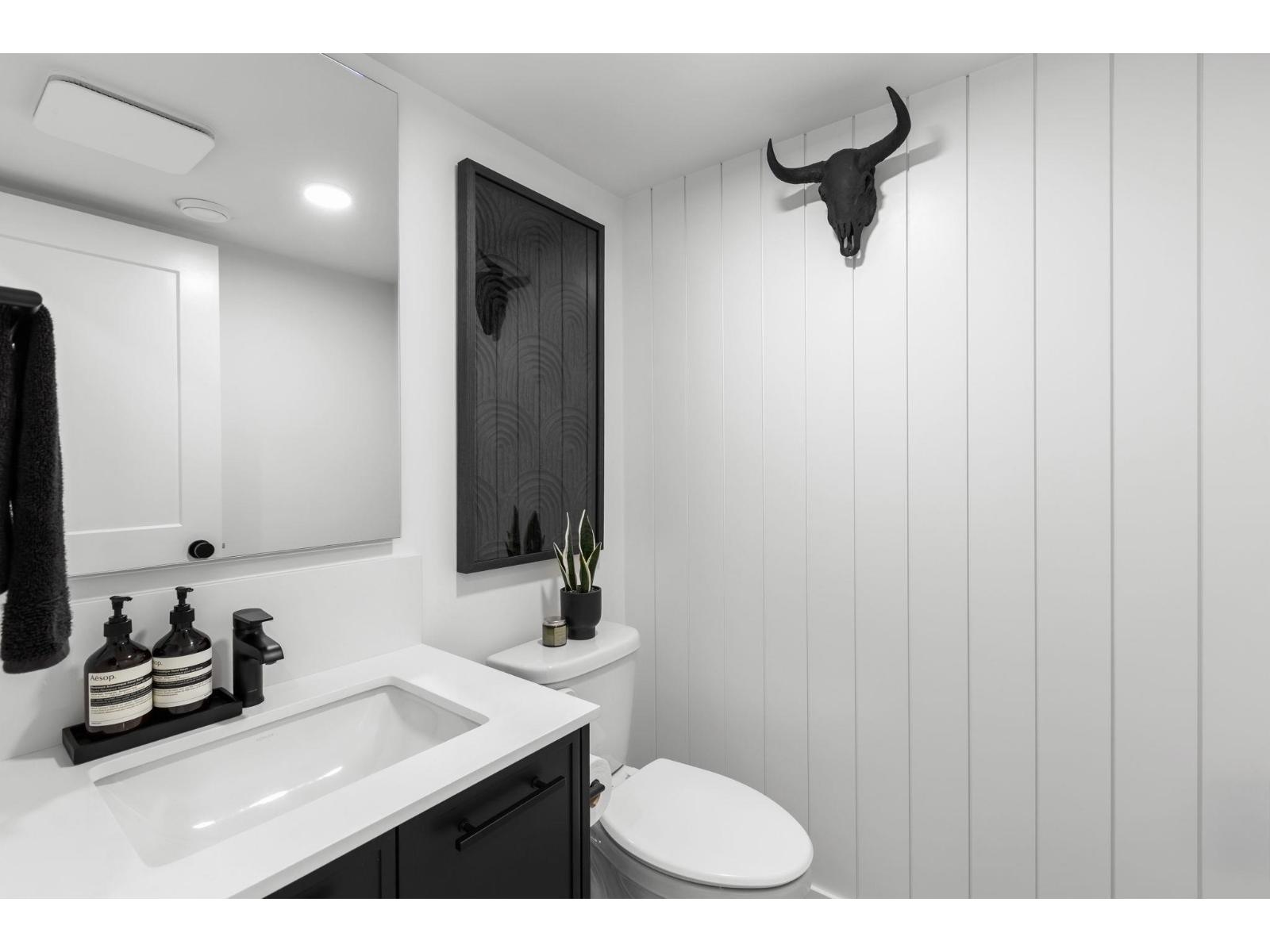 44 2886 Montrose Avenue Property Photo 5