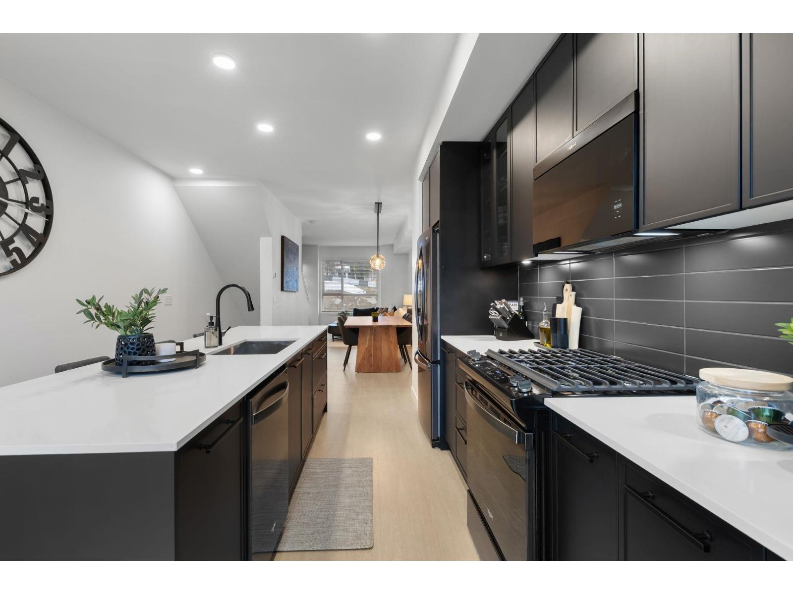 44 2886 Montrose Avenue Property Photo 6