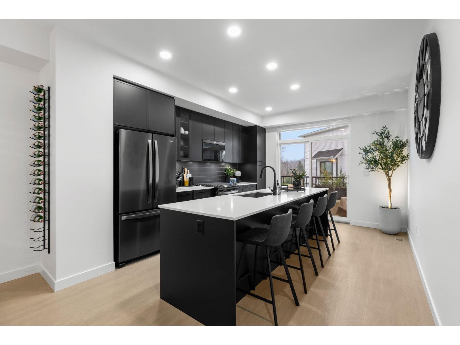 44 2886 Montrose Avenue Property Photo 10