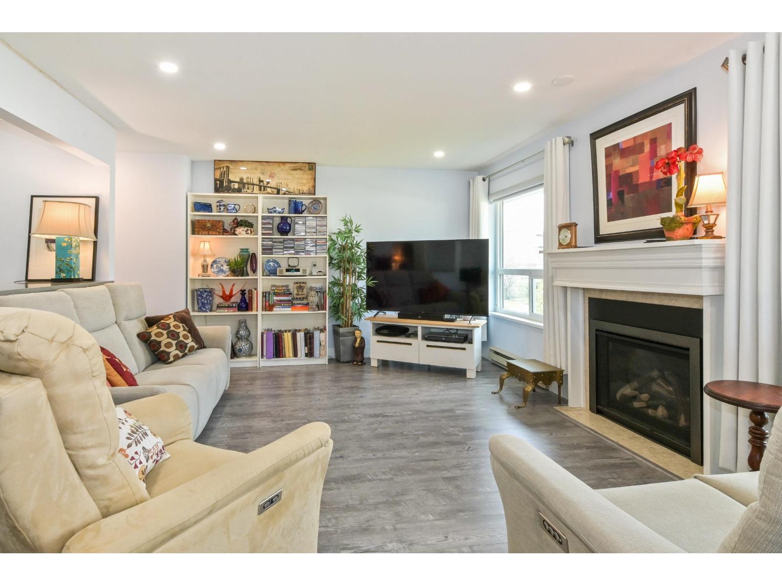 20 2475 Emerson Street Property Photo 2