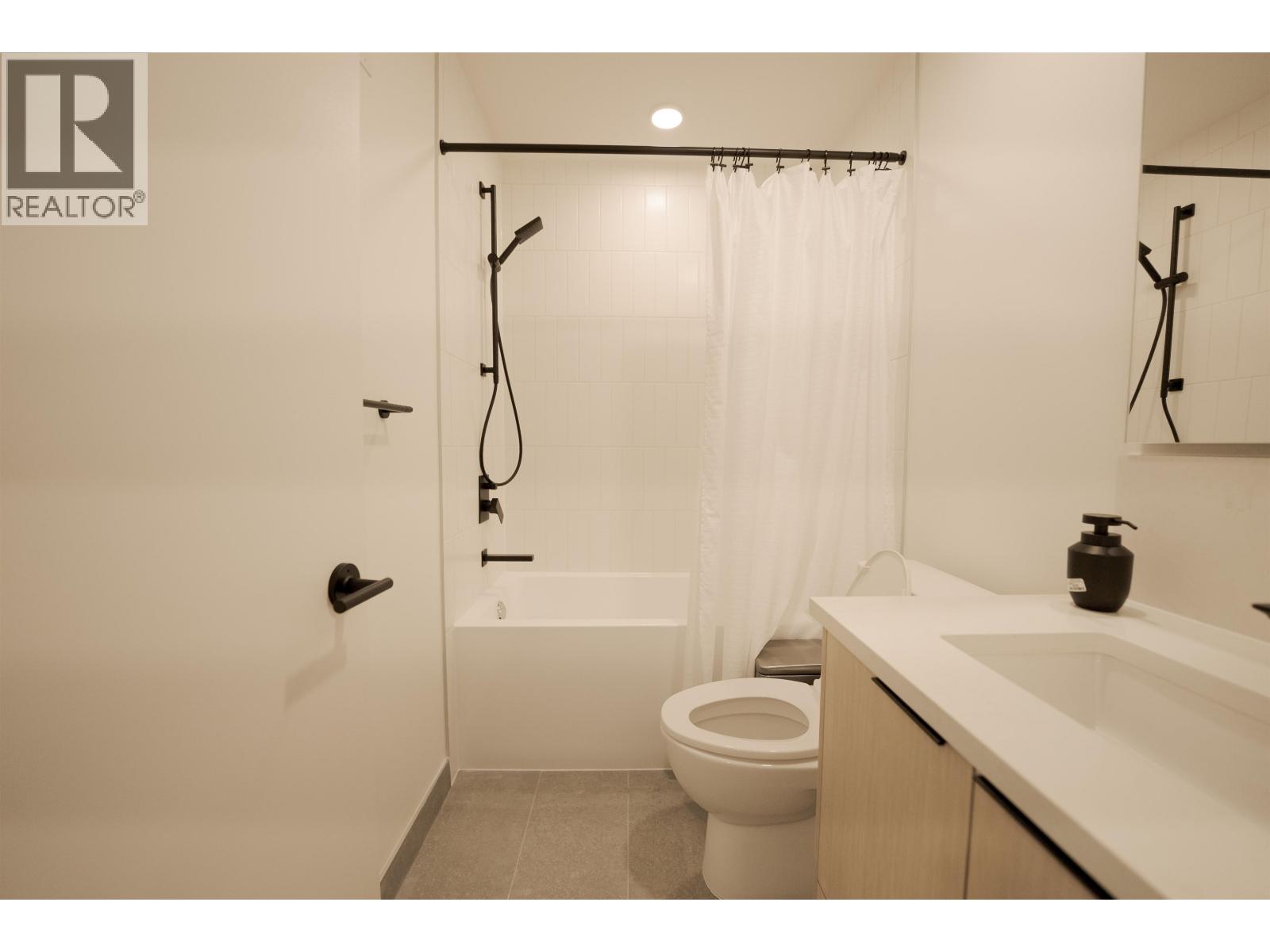358 422 E 3rd Street Property Photo 17