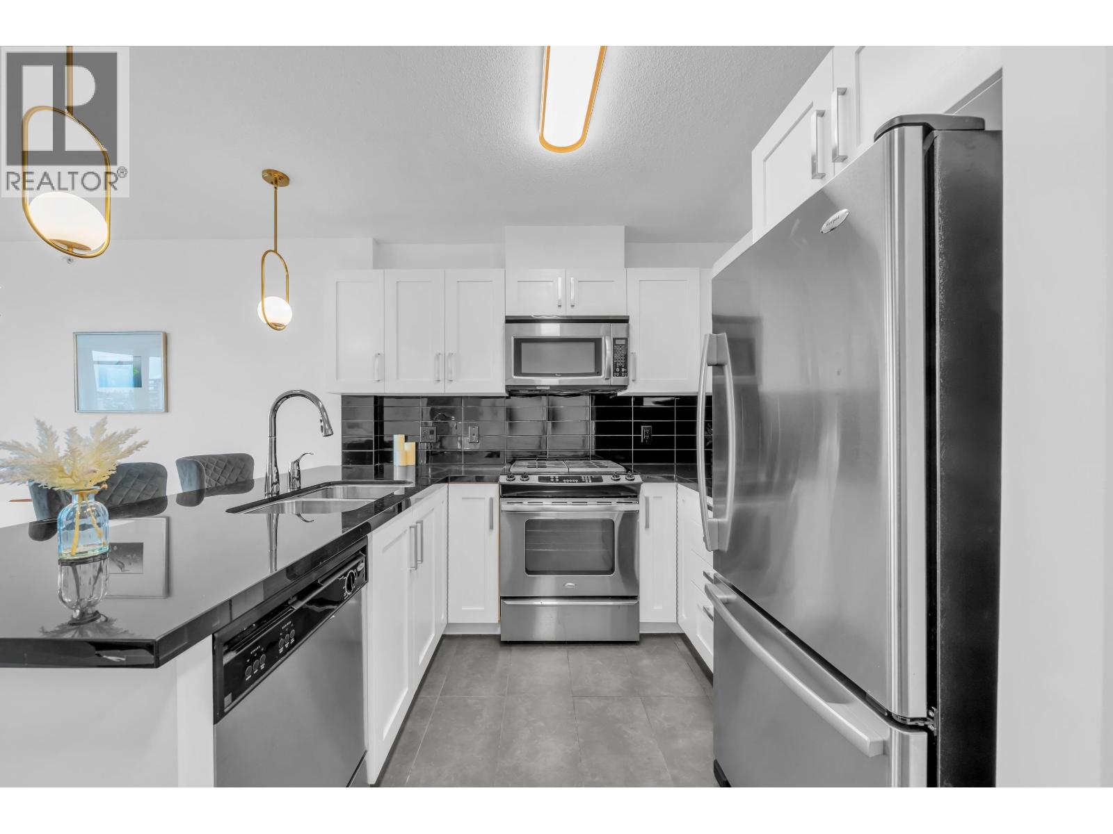 2705 2133 Douglas Road Property Photo 14