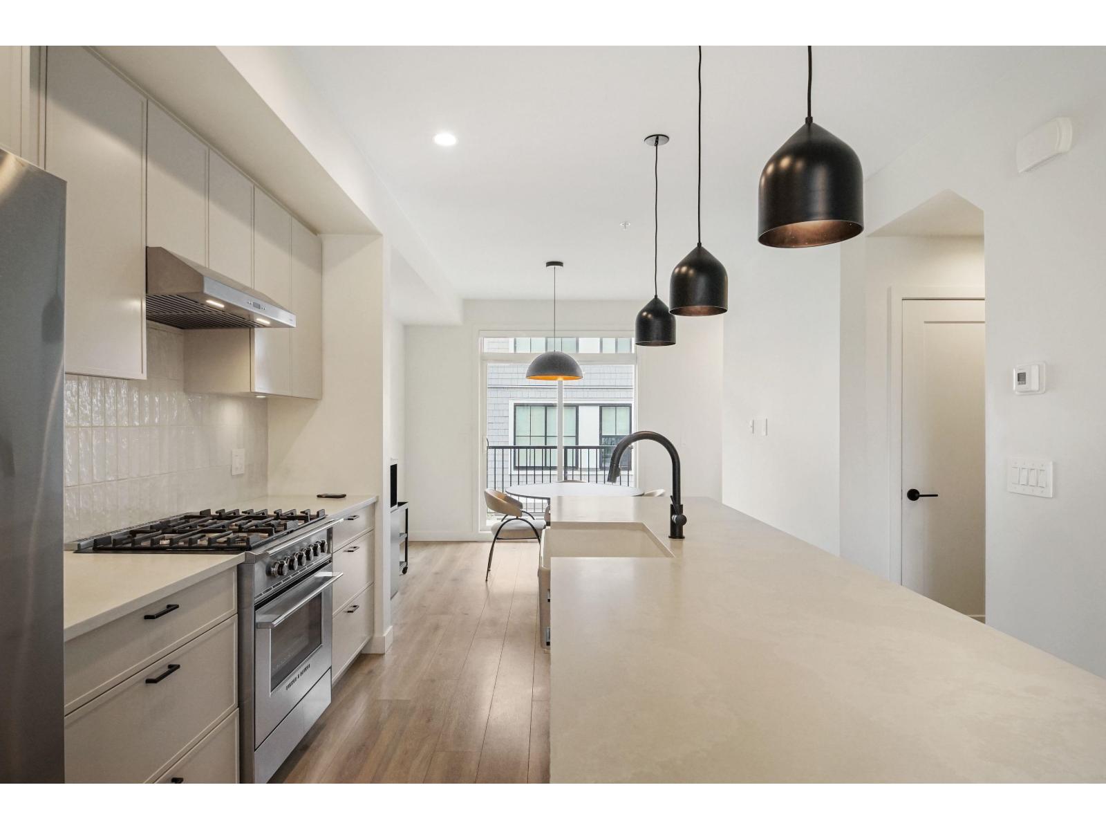 39 7937 206 Street Property Photo 13