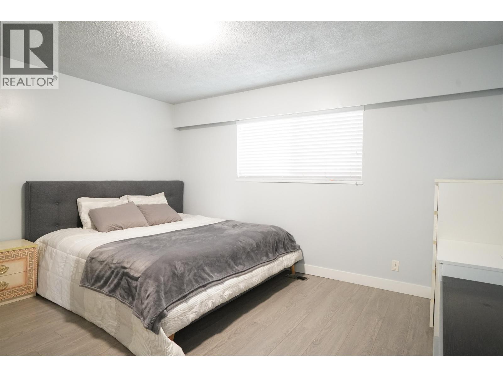 6819 Knight Street Property Photo 3