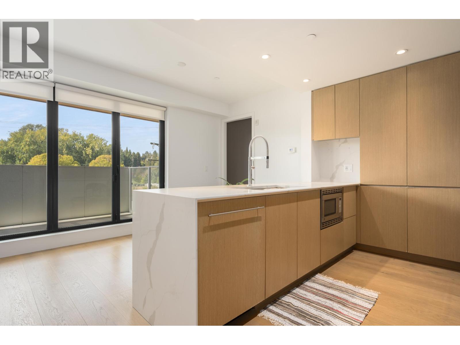 308 5089 Quebec Street Property Photo 2