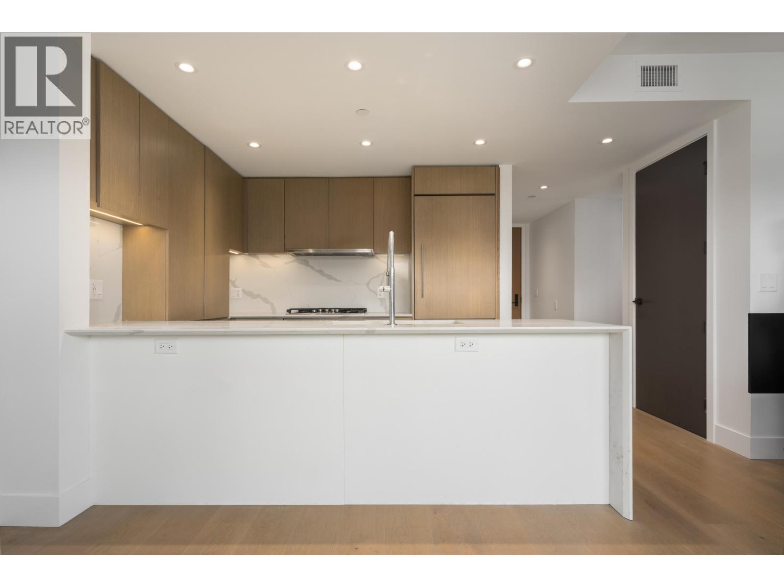 308 5089 Quebec Street Property Photo 5