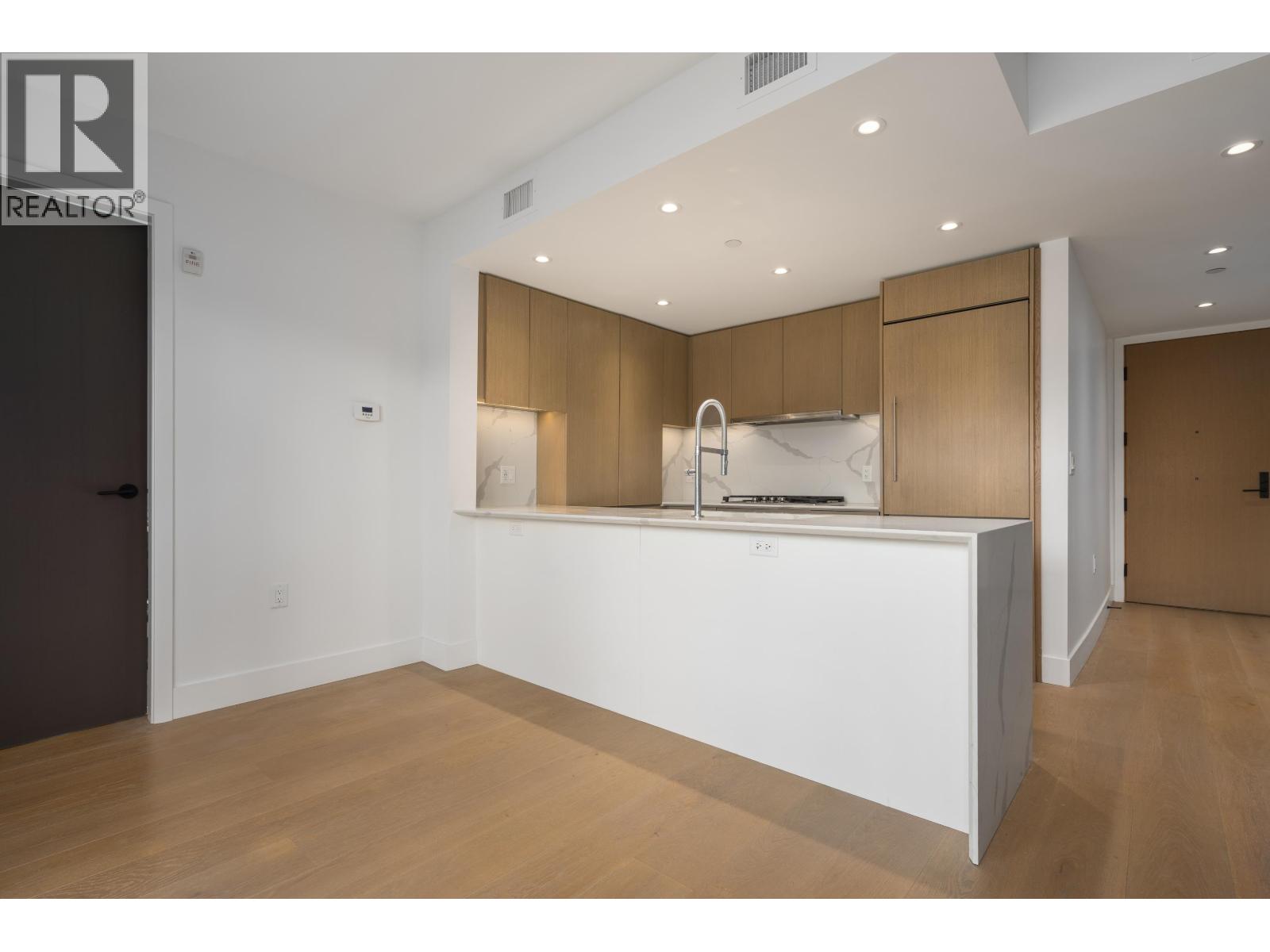 308 5089 Quebec Street Property Photo 6