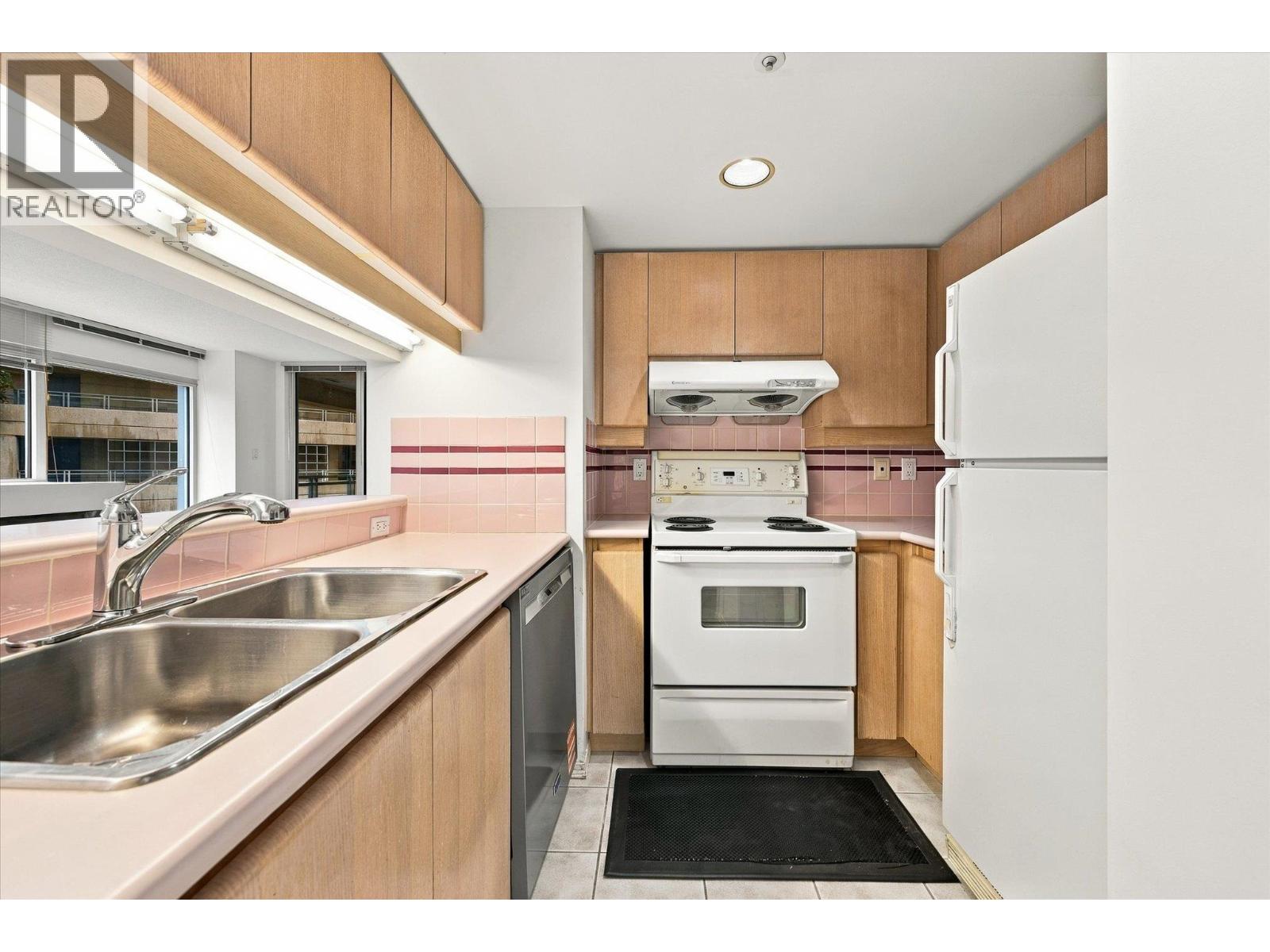 603 183 Keefer Place Property Photo 3