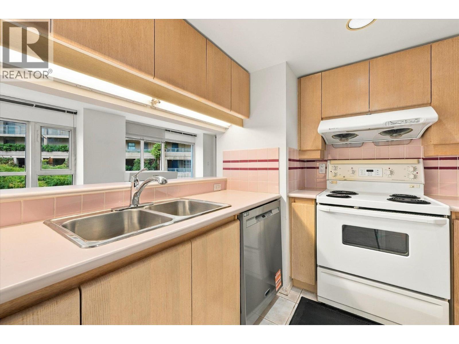 603 183 Keefer Place Property Photo 4