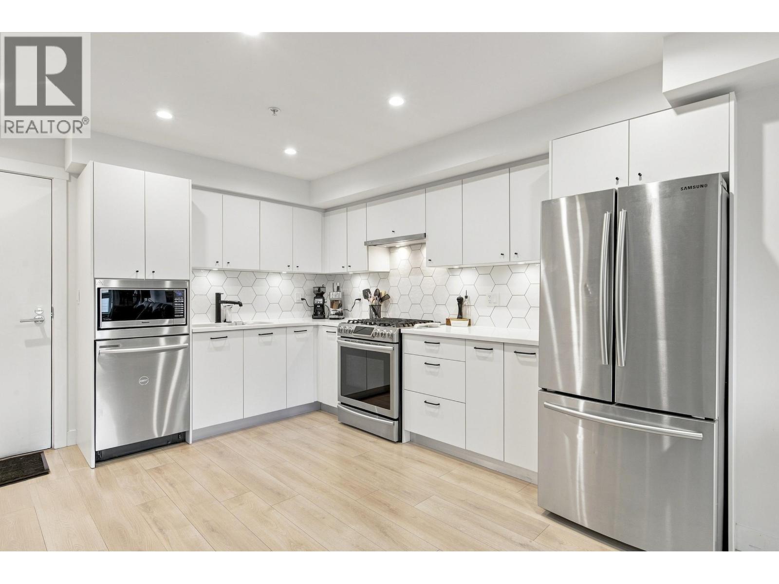 305 1519 CROWN STREET Property Photo 1