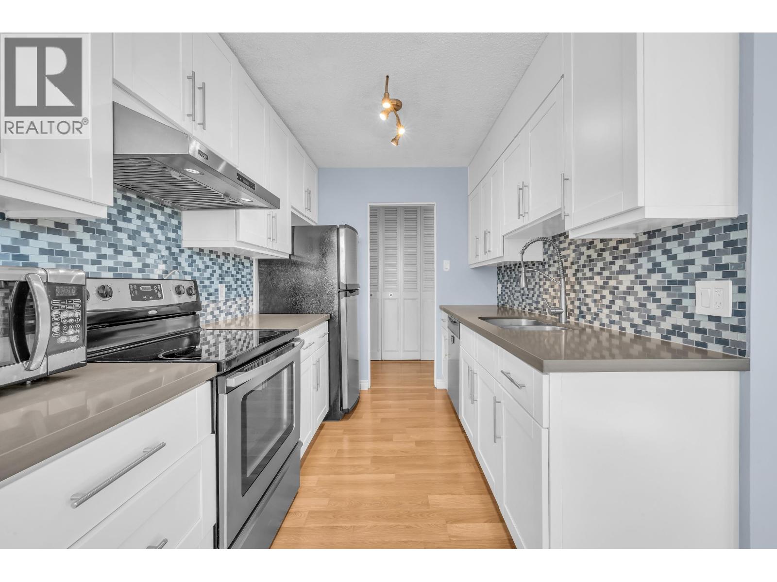 1206 4160 Sardis Street Property Photo 2