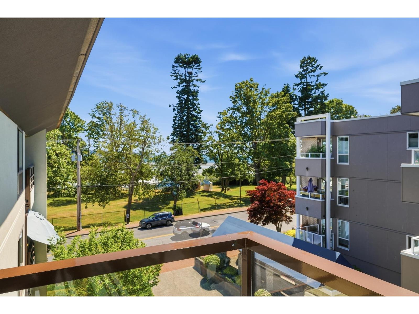 303 15747 MARINE DRIVE Property Photo 1