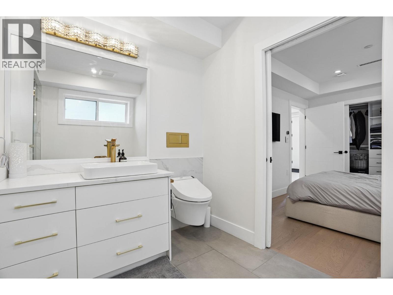 72 E 57th Avenue Property Photo 12