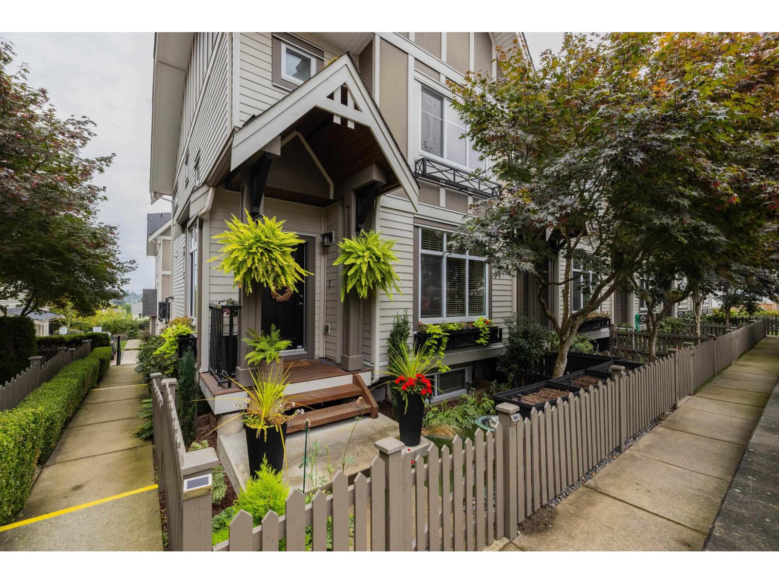 34 6588 195a Avenue Property Photo 3
