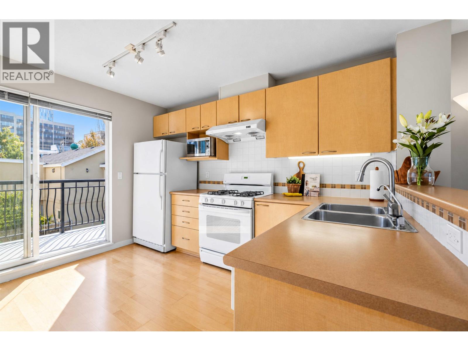 319 678 W 7th Avenue Property Photo 14
