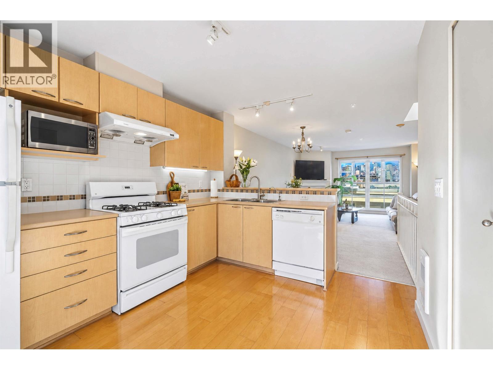 319 678 W 7th Avenue Property Photo 15