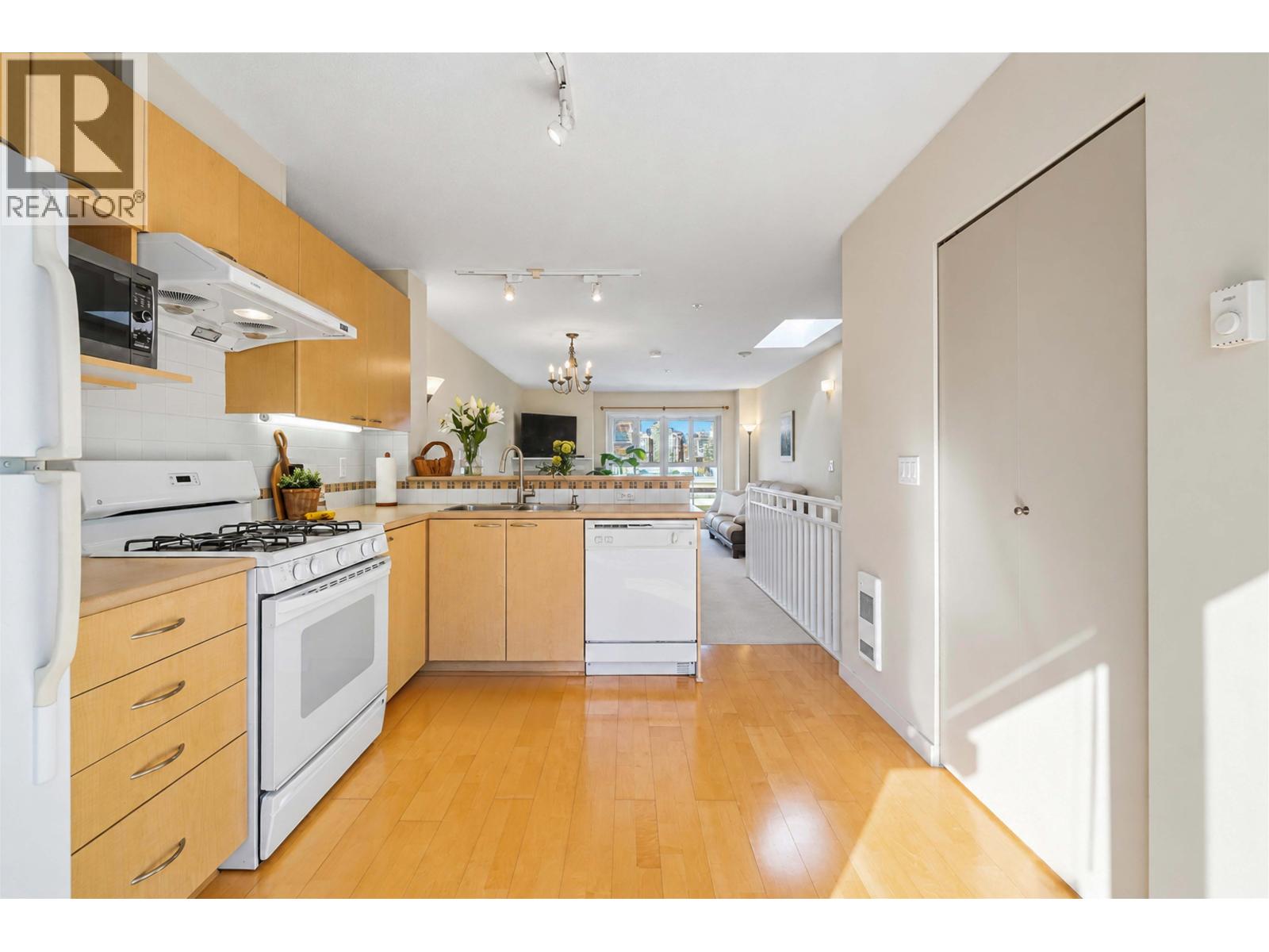 319 678 W 7th Avenue Property Photo 16