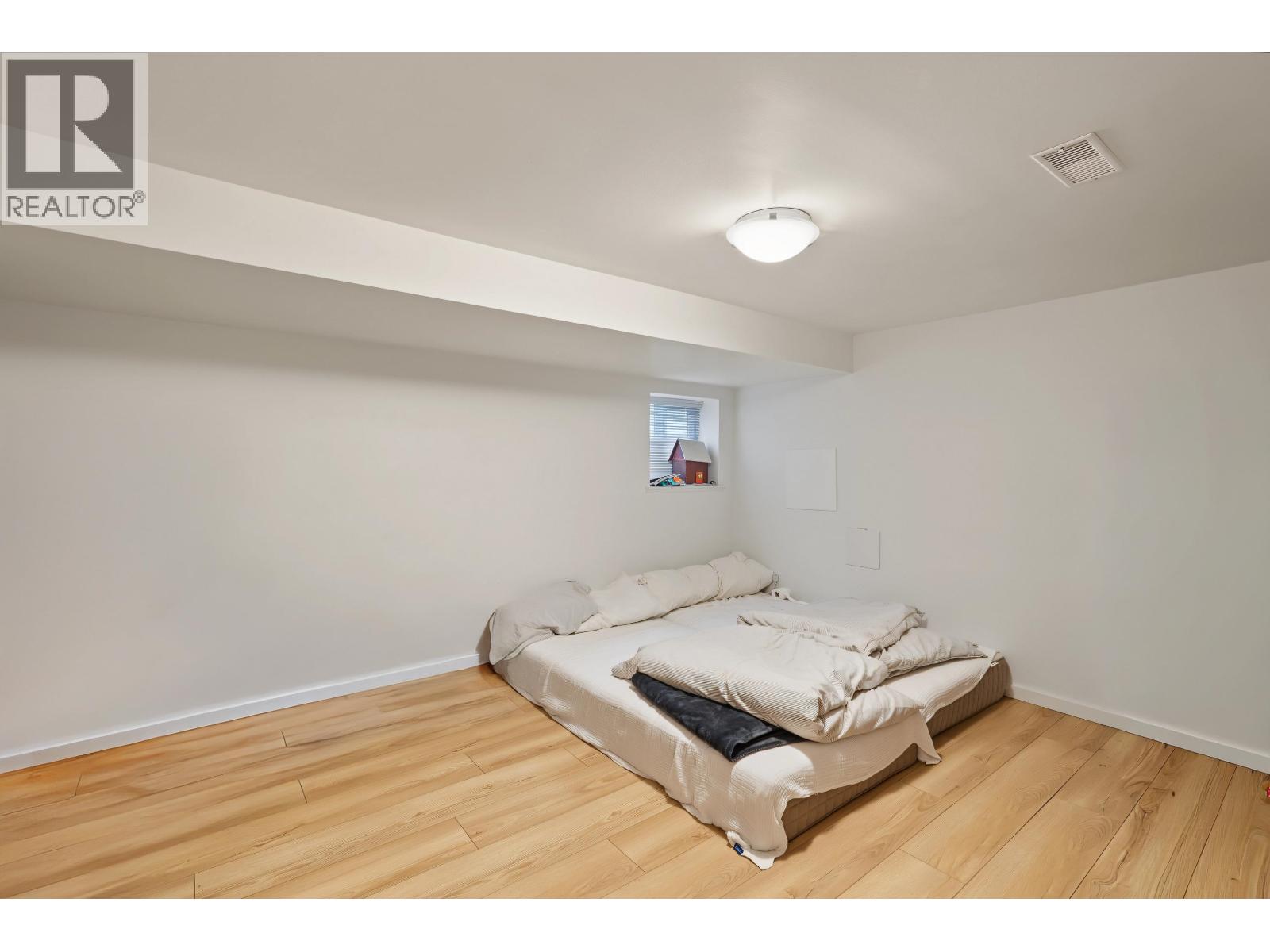 462 W 19th Avenue Property Photo 16