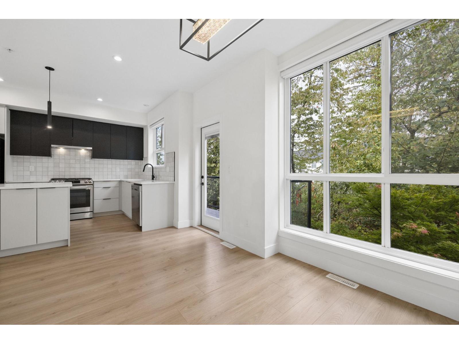 26 7670 207 Street Property Photo 2