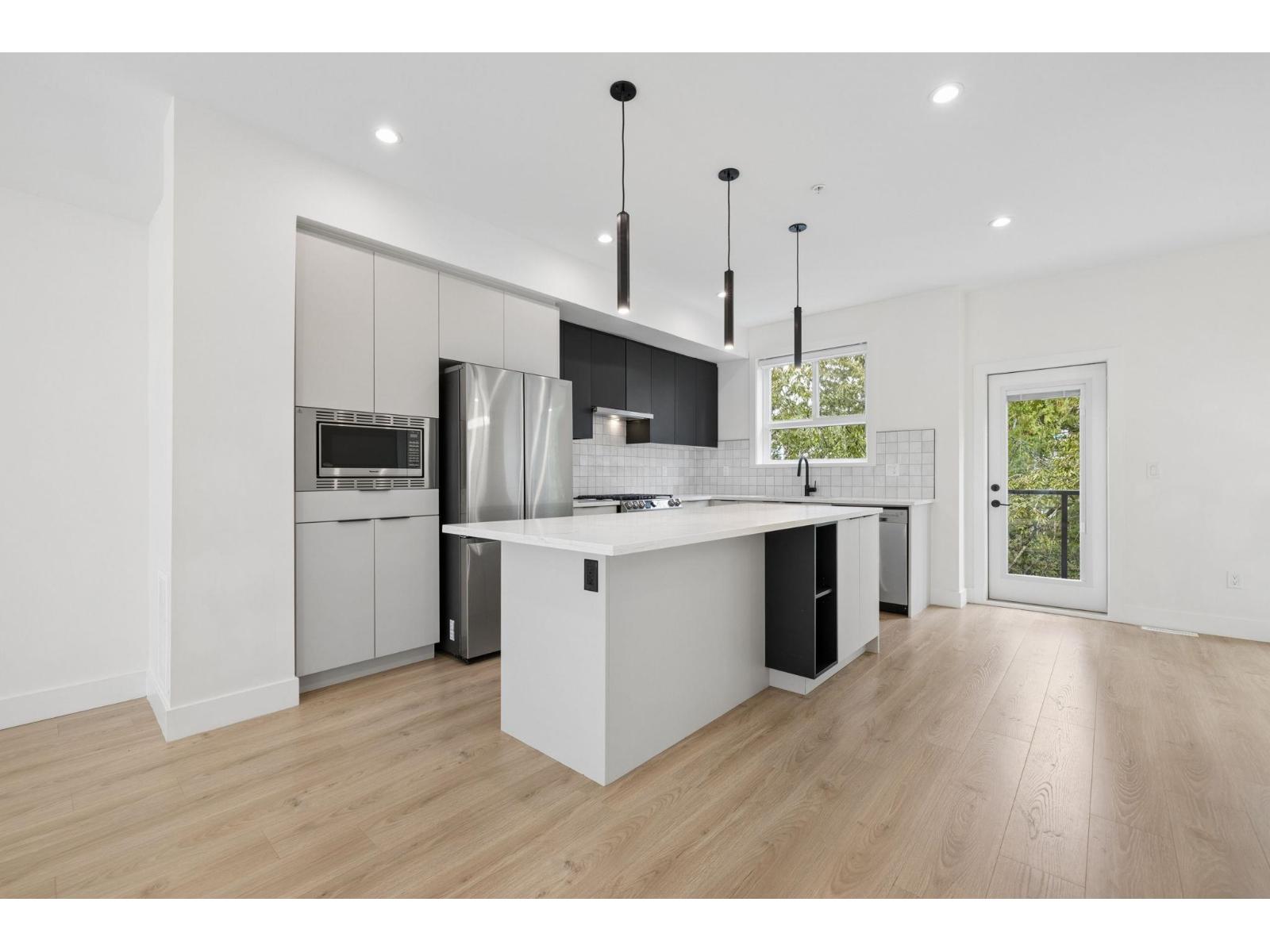 26 7670 207 Street Property Photo 5