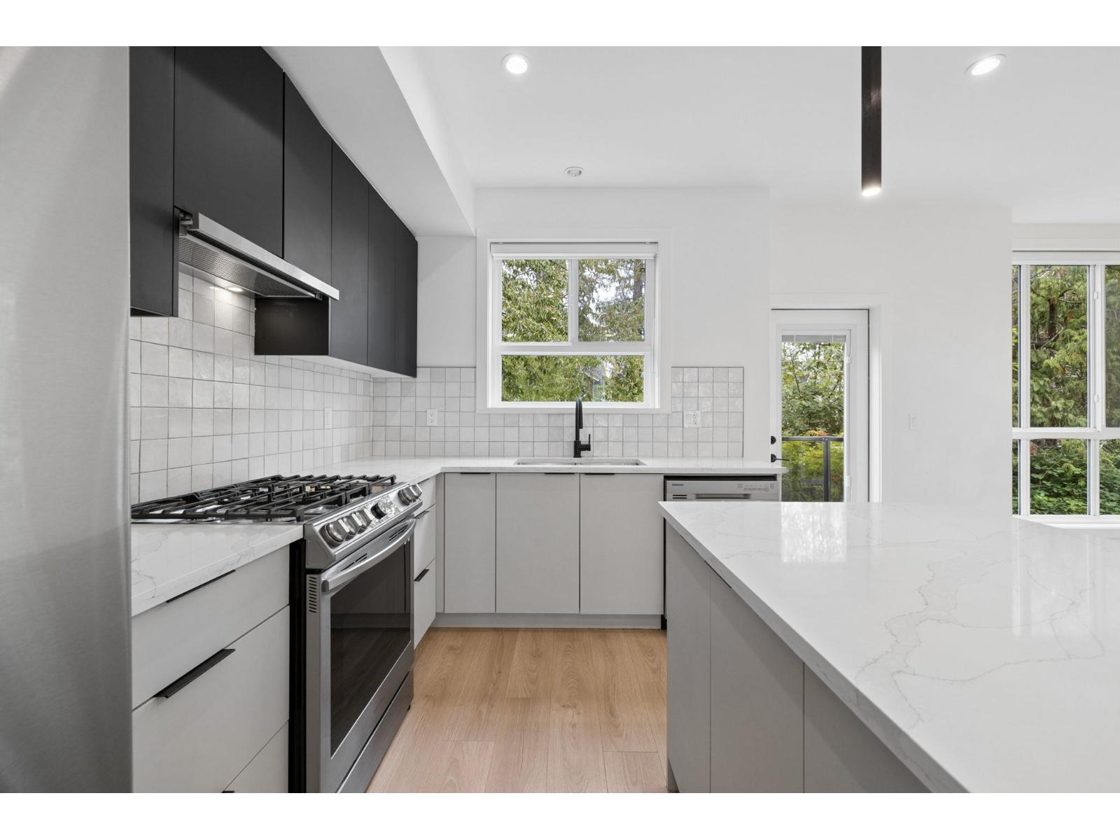 26 7670 207 Street Property Photo 7