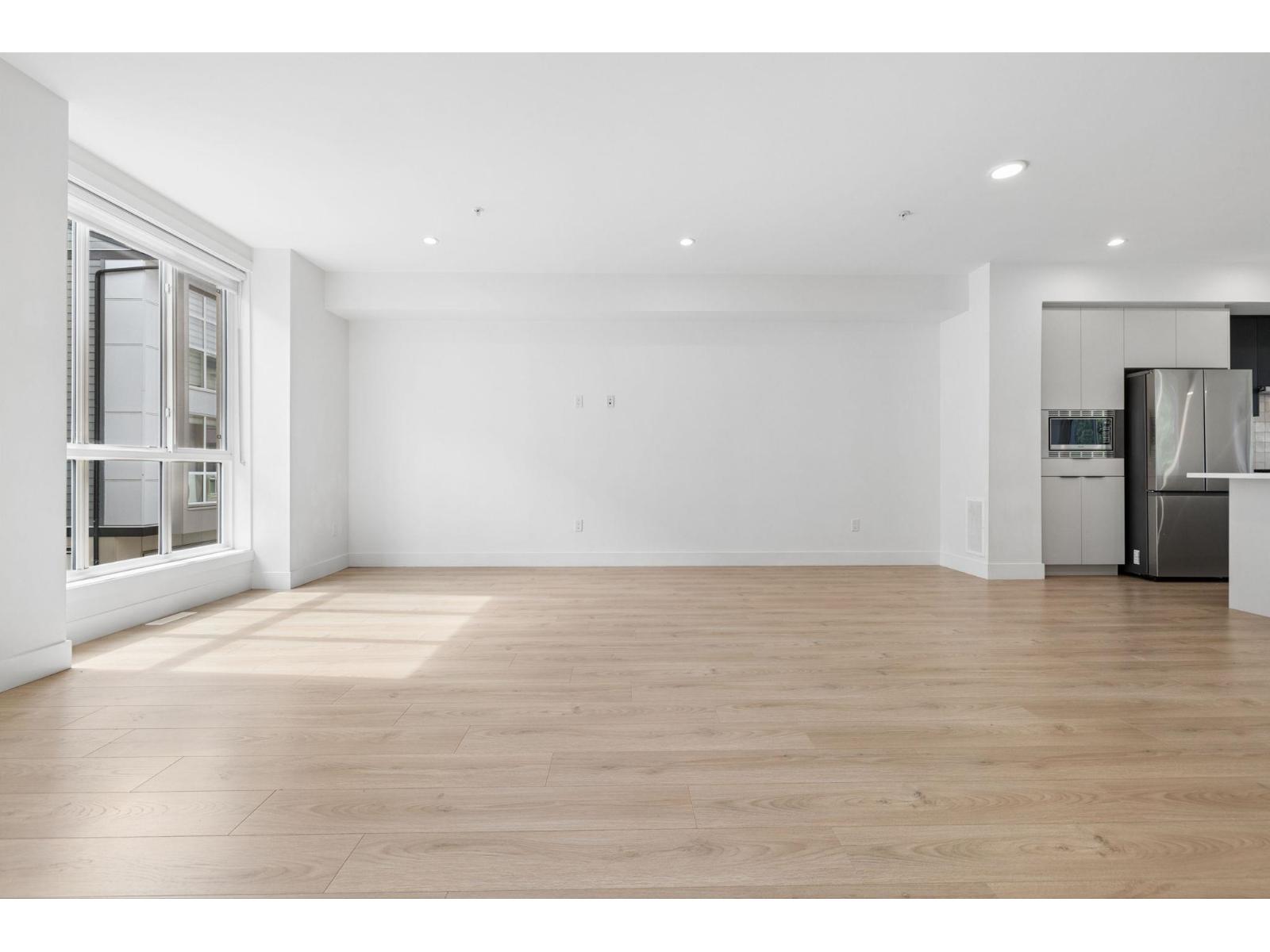 26 7670 207 Street Property Photo 8