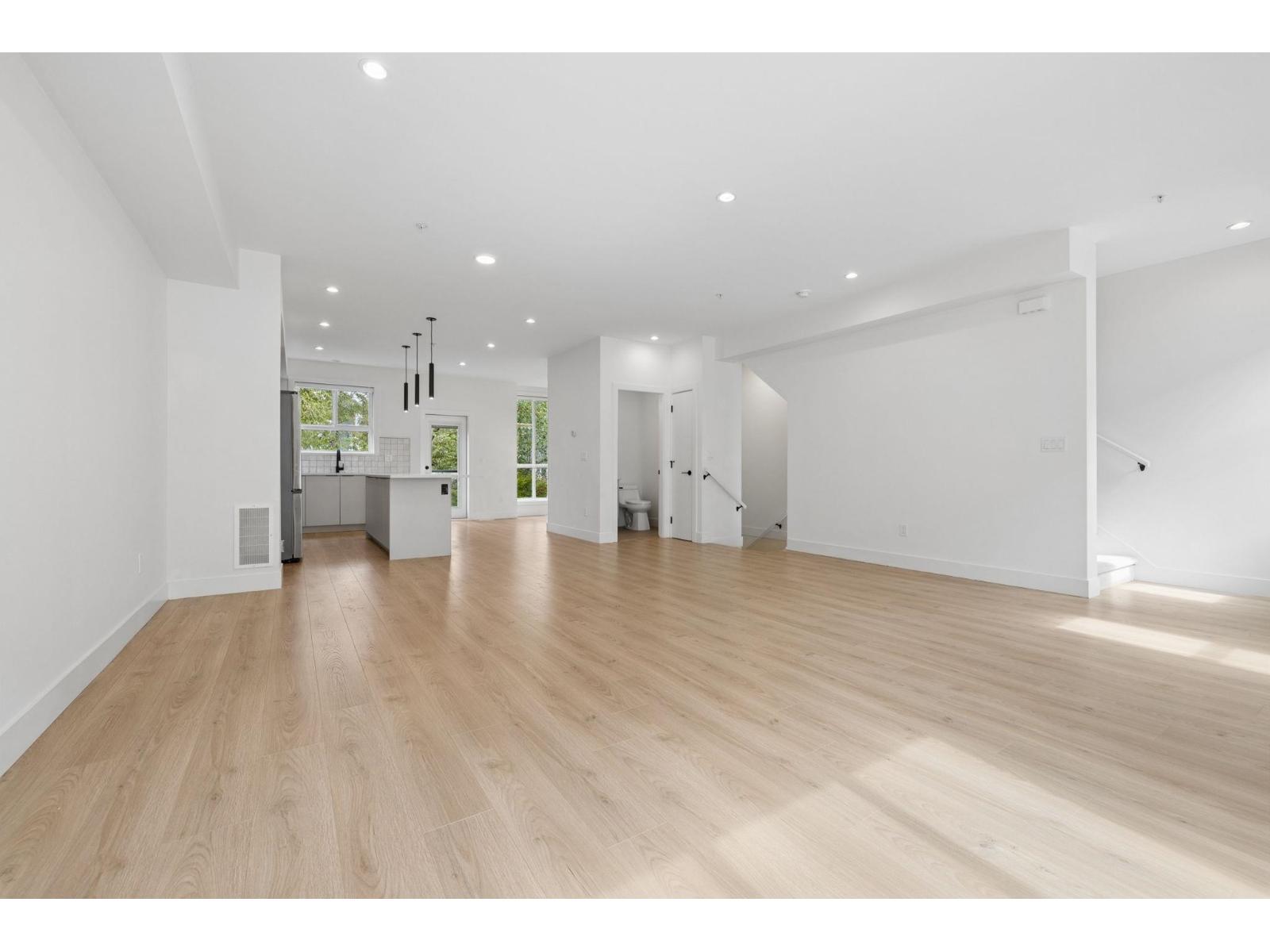 26 7670 207 Street Property Photo 10