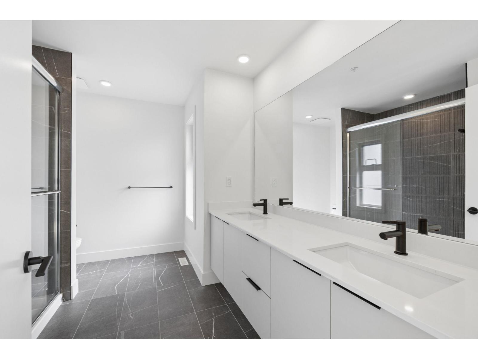 26 7670 207 Street Property Photo 22