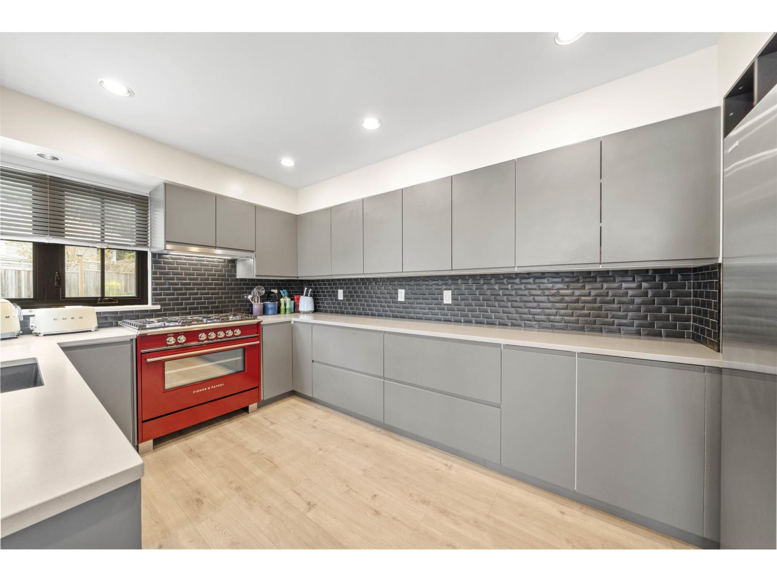 16071 8 Avenue Property Photo 10
