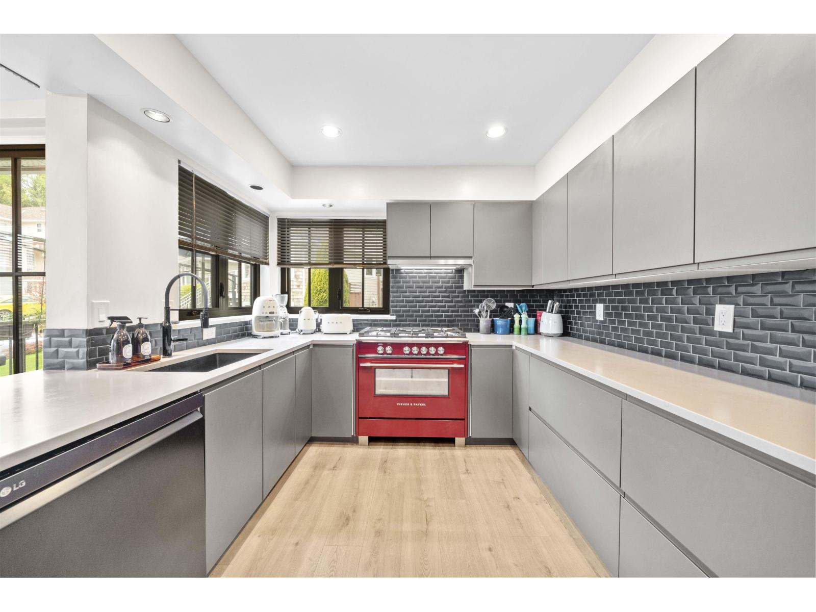 16071 8 Avenue Property Photo 11