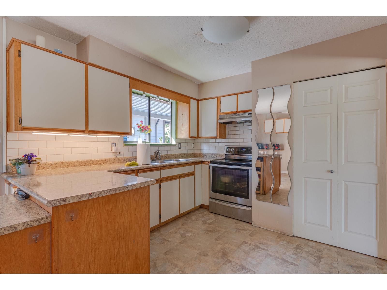 11546 Surrey Road Property Photo 10