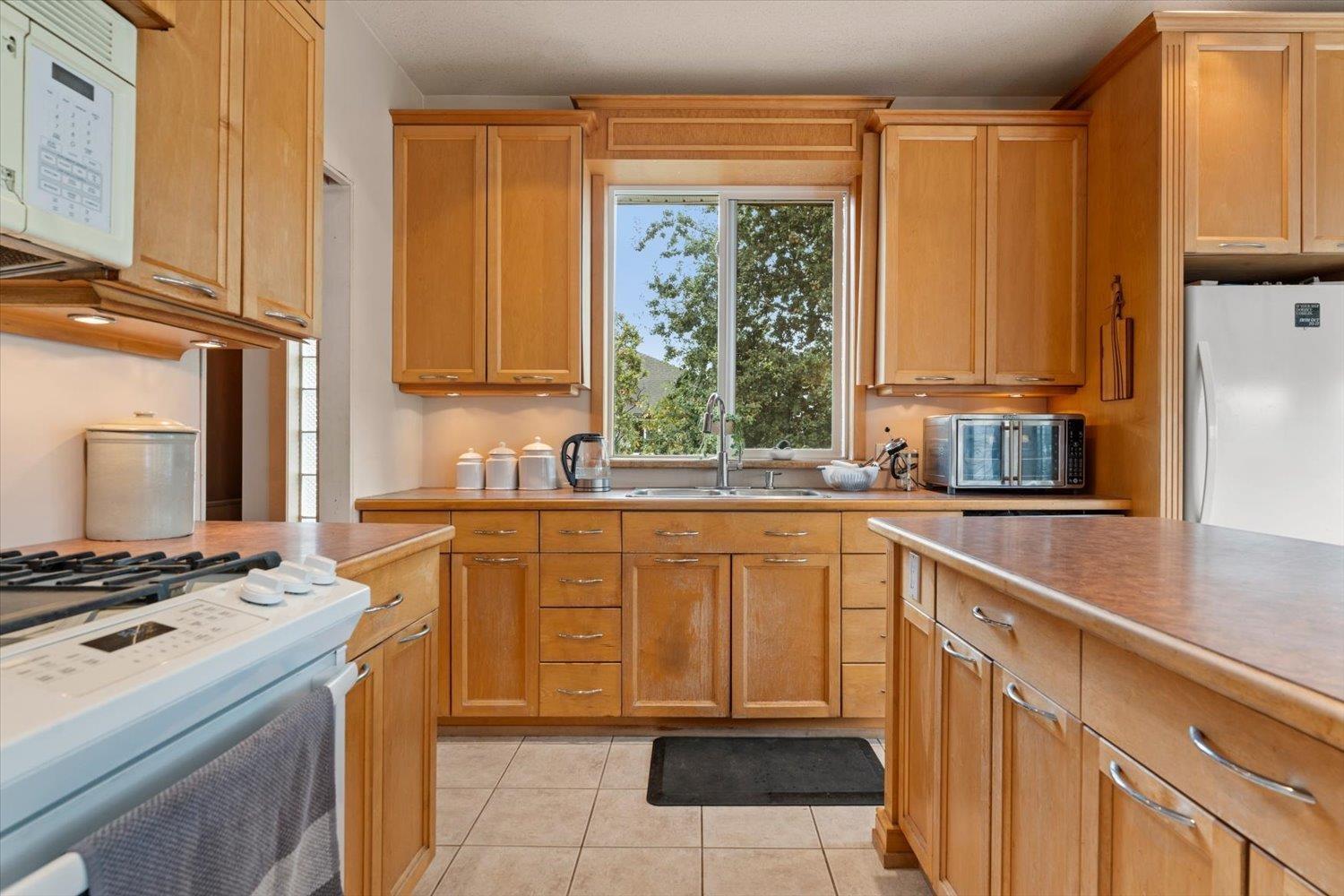 2203 Windsor Street Property Photo 13