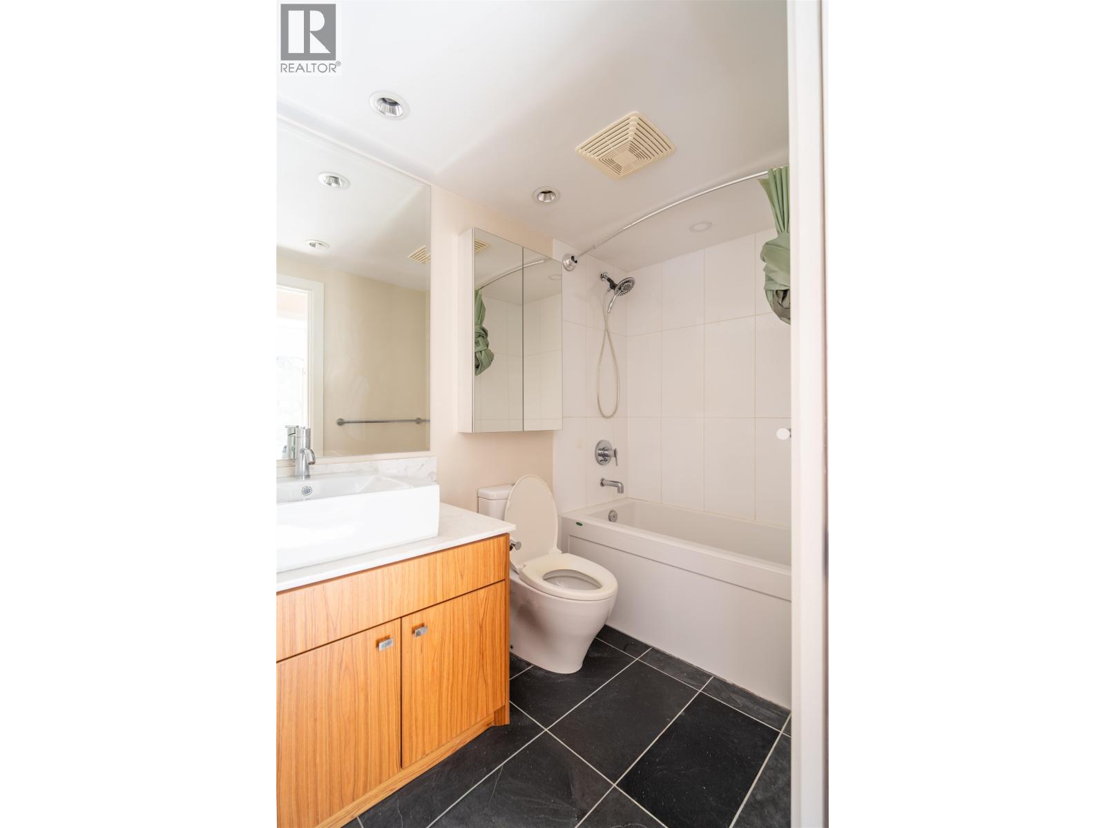 504 1675 W 8 Avenue Property Photo 17